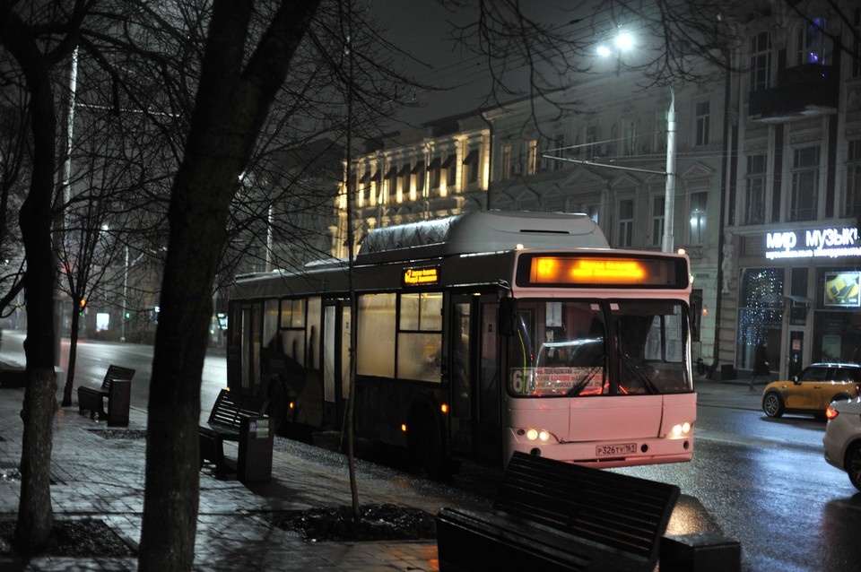    После ночных заморозков дороги могут быть скользкими от гололедицы. Дмитрий КУТЕПОВ