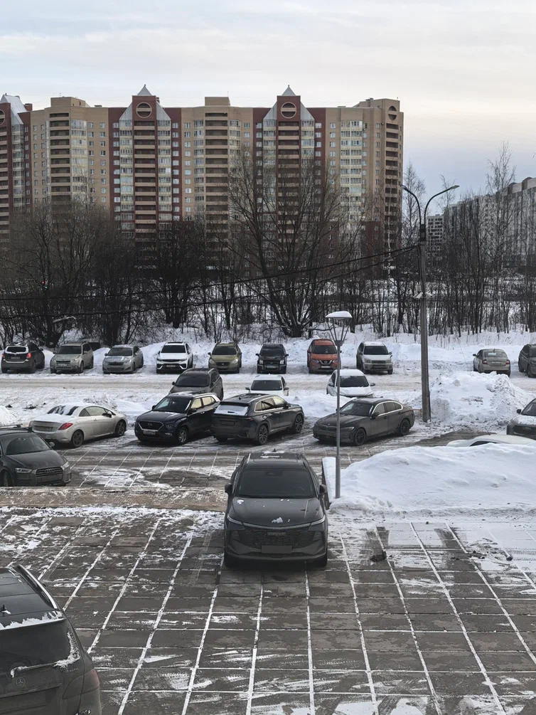 Видите красный Ниссан?