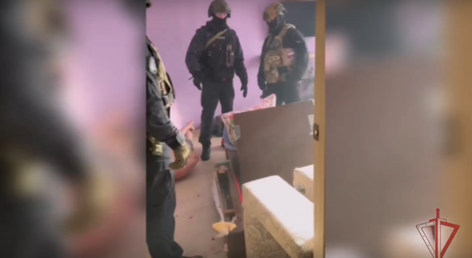    Мужчина взял в заложники жену. Источник: Кадр из видео "ВКонтакте"