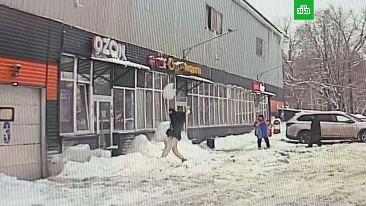    В подмосковной Ивантеевке огромная сосулька упала девушке на голову