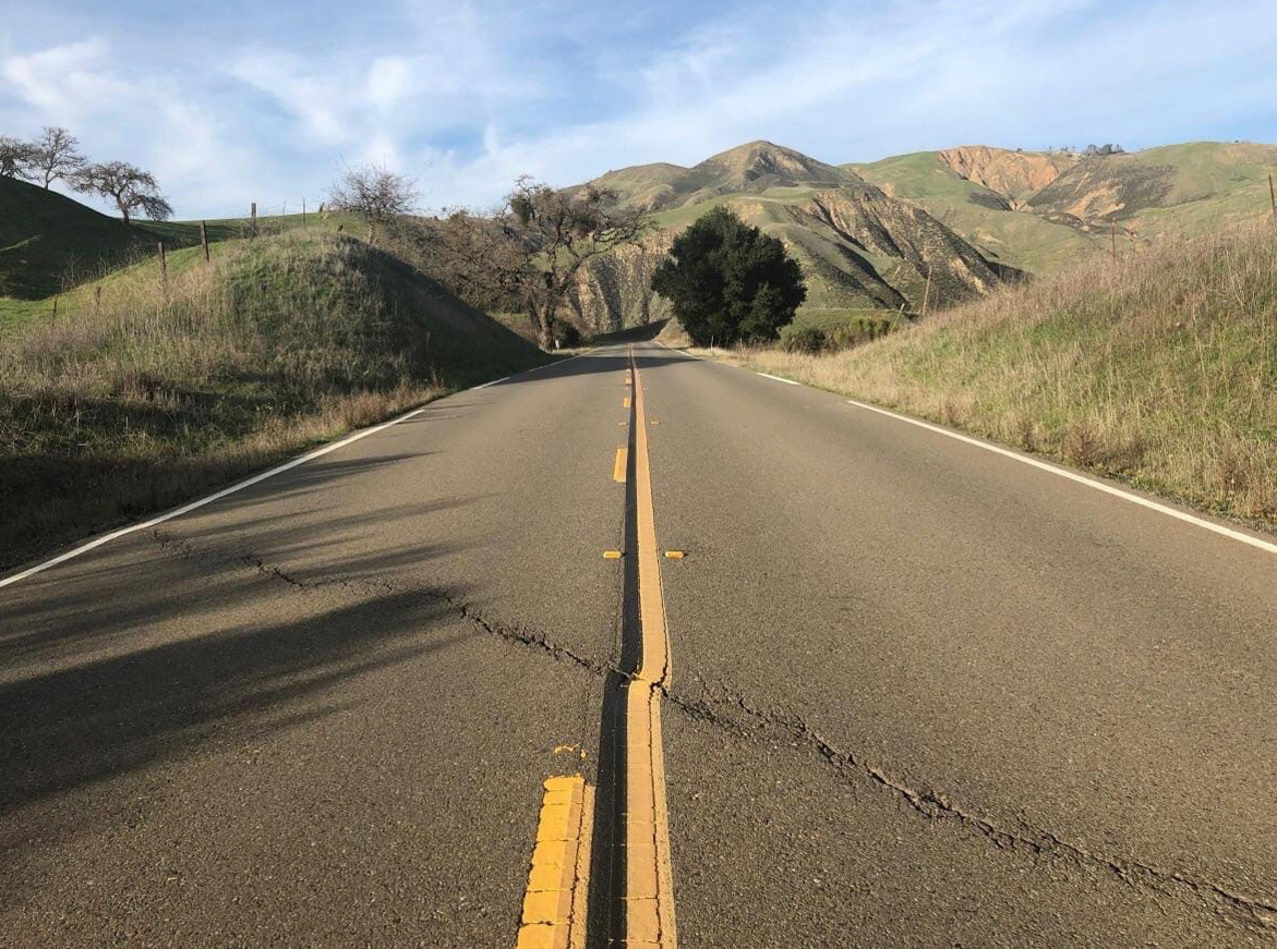 Трещена на дороге