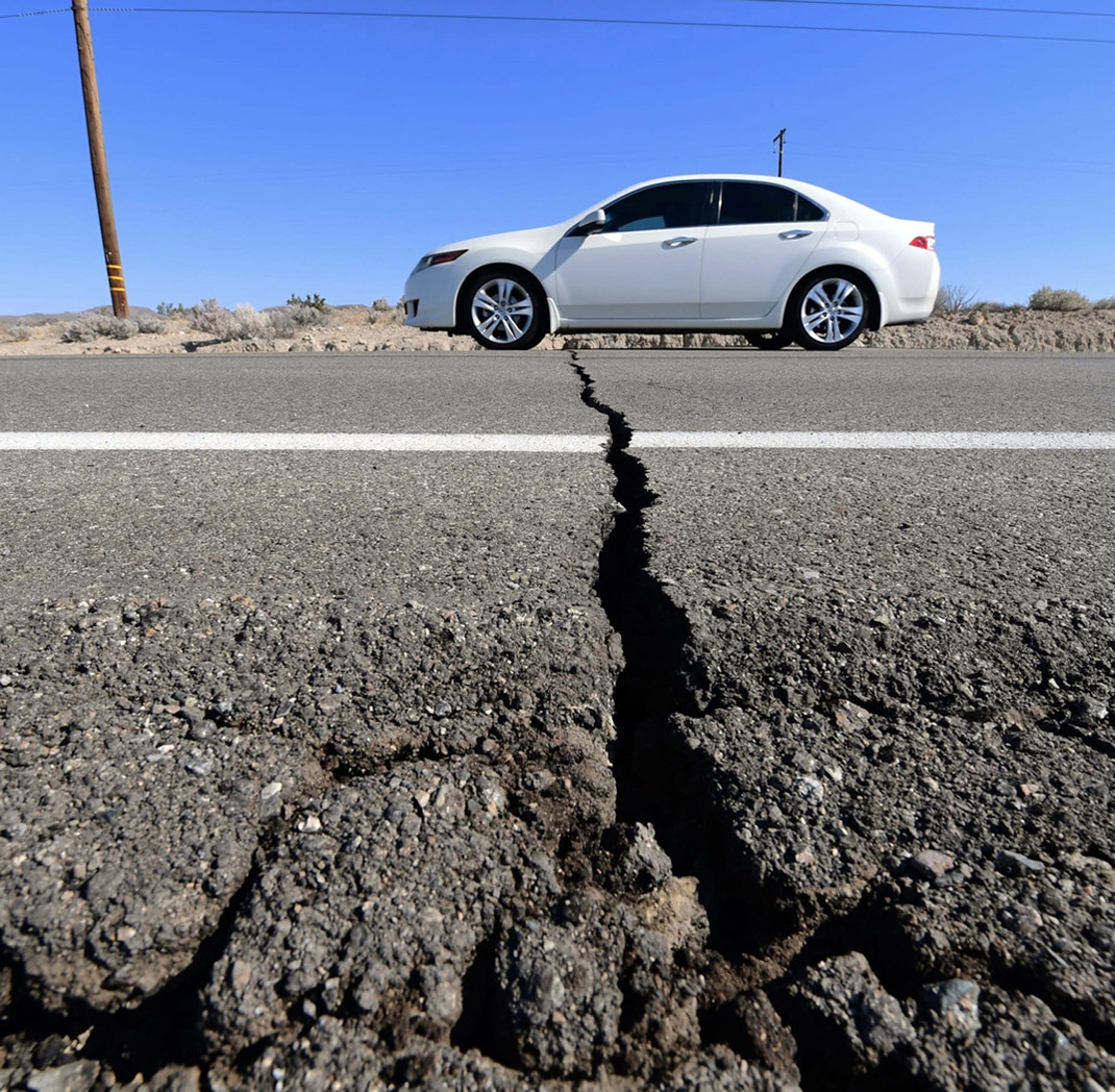 Трещина на дороге