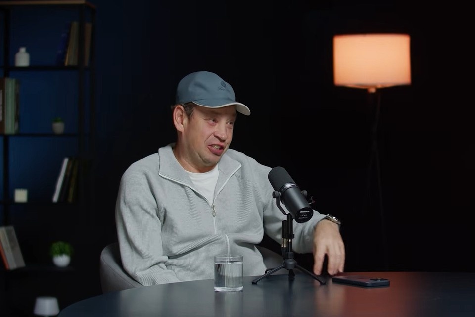    Леонид Слуцкий рассказал о путешествии на Алтай. Скриншот видео YouTube "ЗА ДЕНЬГИ"