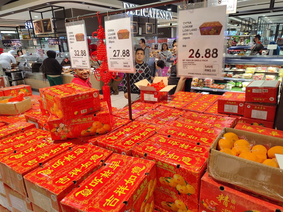 Перед CNY цитрусовые стоят коробками: полки и прилавки буквально завалены мандаринами, а рядом уже появляются ценники со скидками.