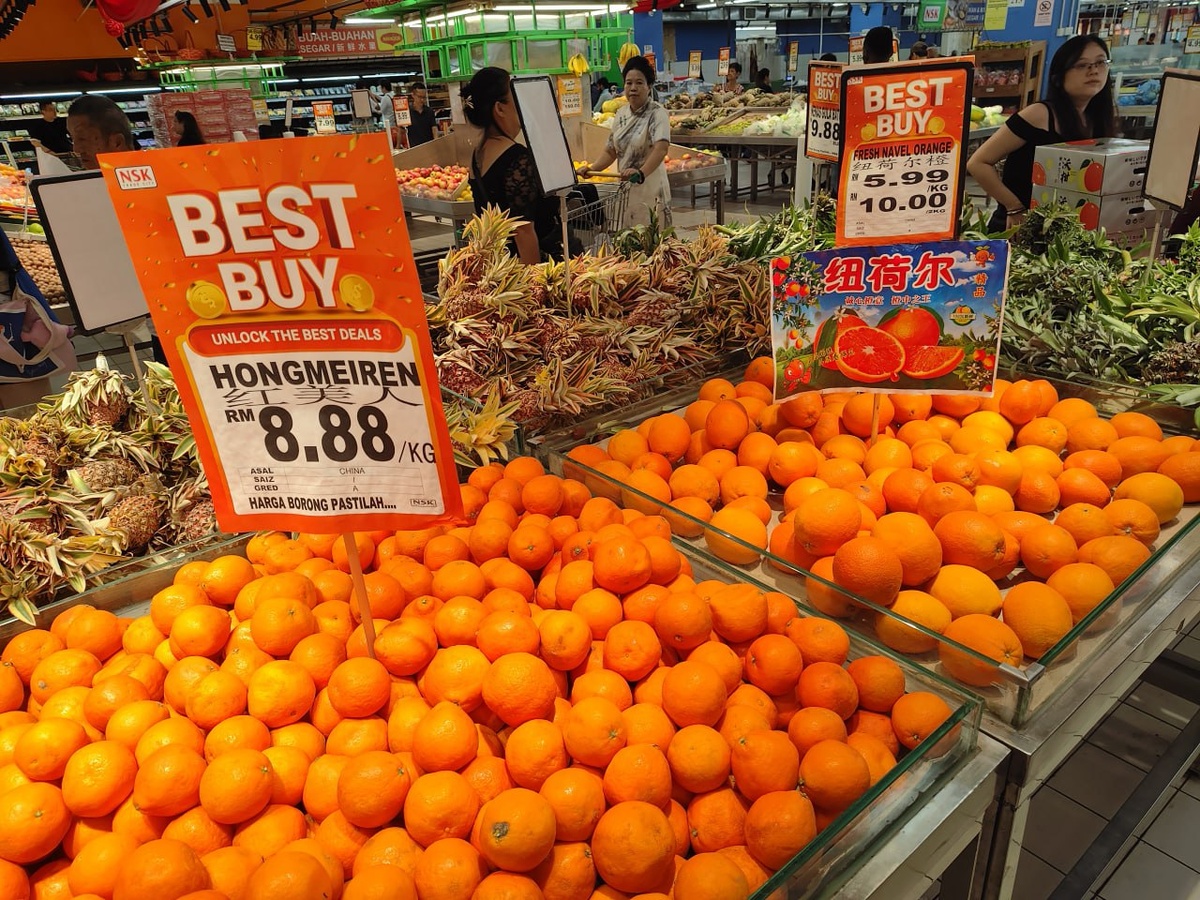   Распродажи к сезону: «BEST BUY» и заметные ценники на апельсины.