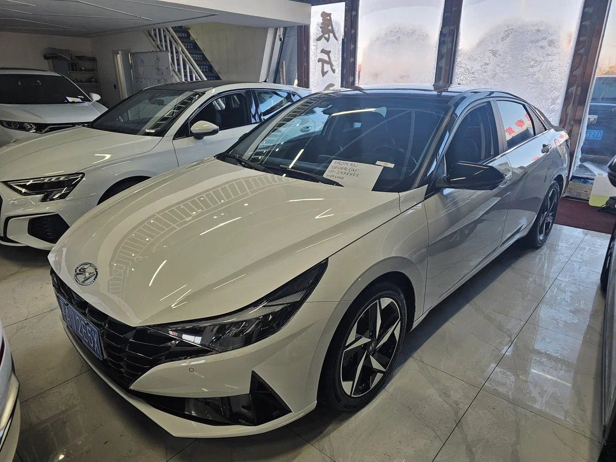 Hyundai Elantra - вид спереди