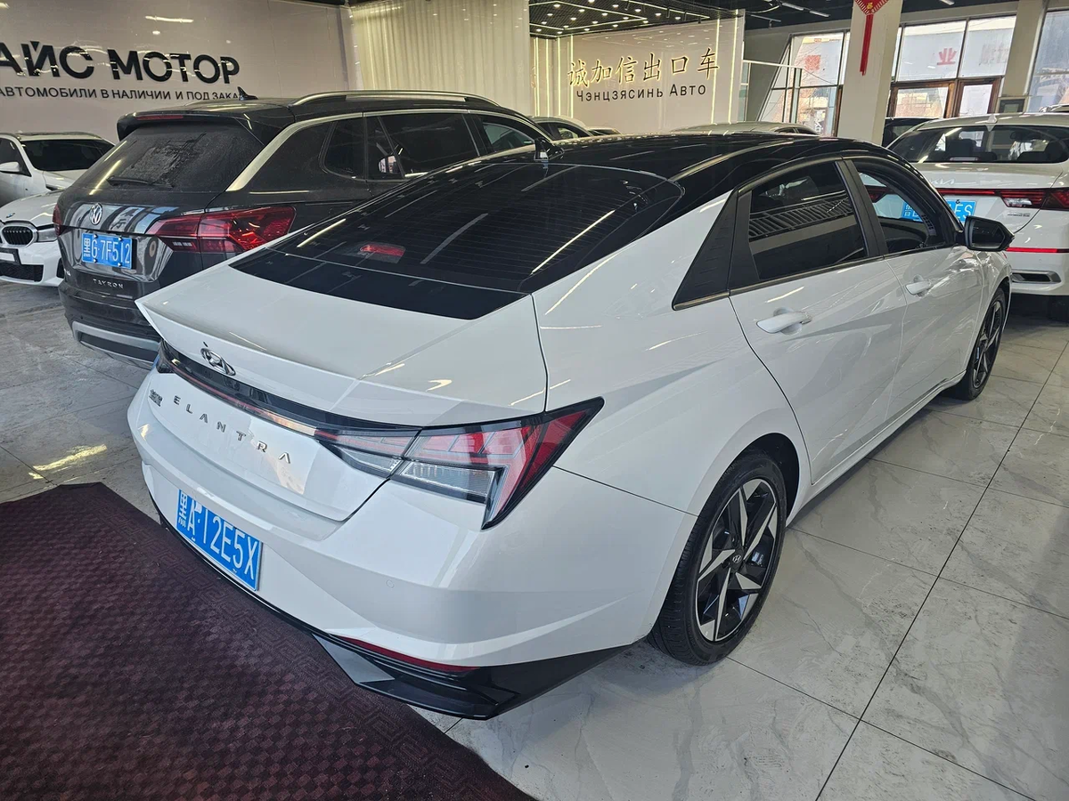Hyundai Elantra - вид сзади