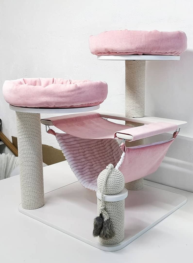 Маленькие ясли с двумя полочками и подвесным гамаком. Основание комплекса 65х65 см, удобно поставить в вольер или за его пределами 