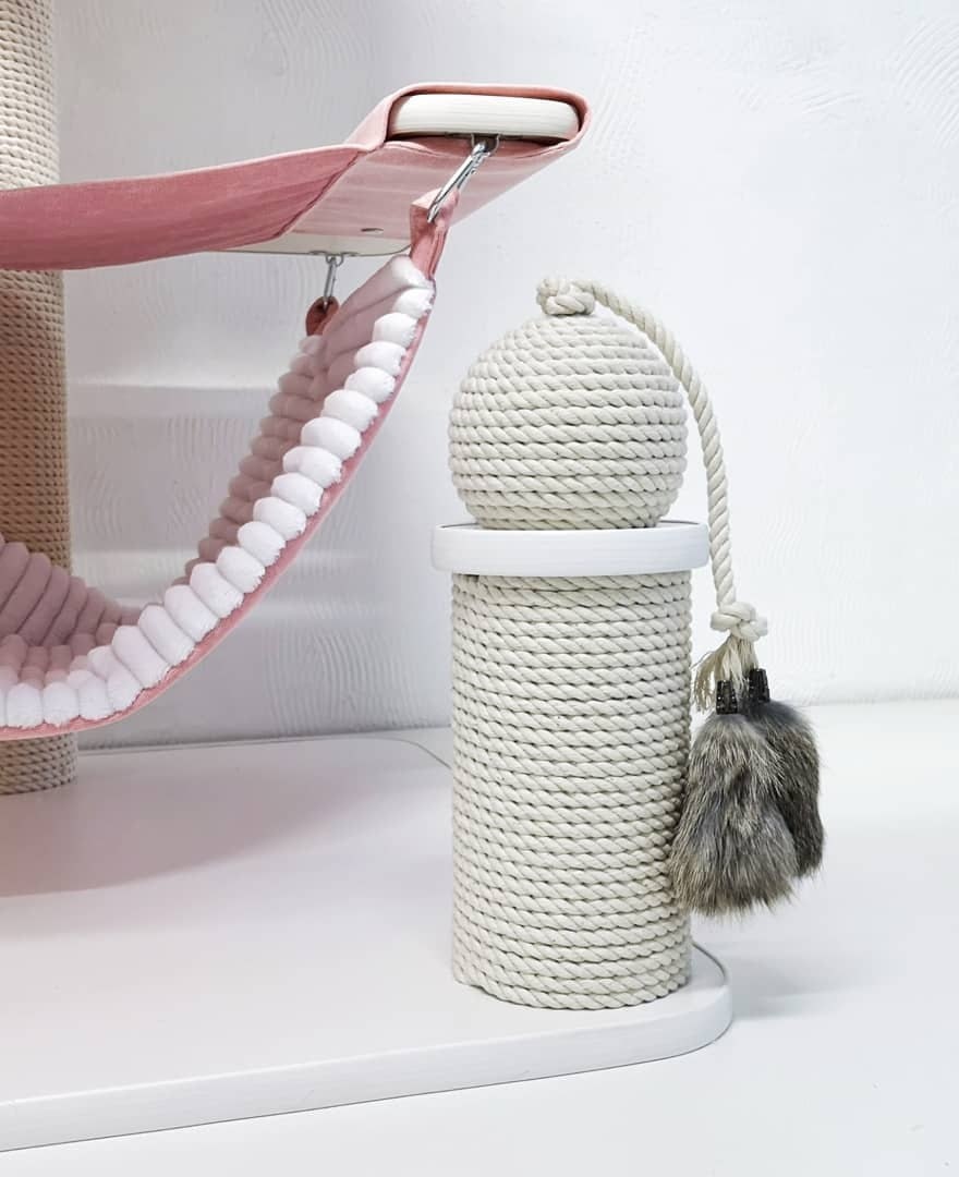 Шарик с игровым мехом - прекрасное игровое дополнение для малышей, которые начинают охотиться. Мех натуральный, ничем не обработан и полностью безопасен 