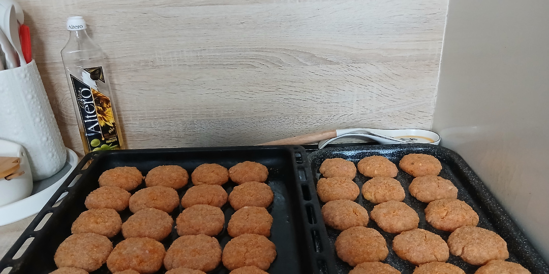 Готовлю полуфабрикаты, собираю документы для поездки в Екатеринбург.