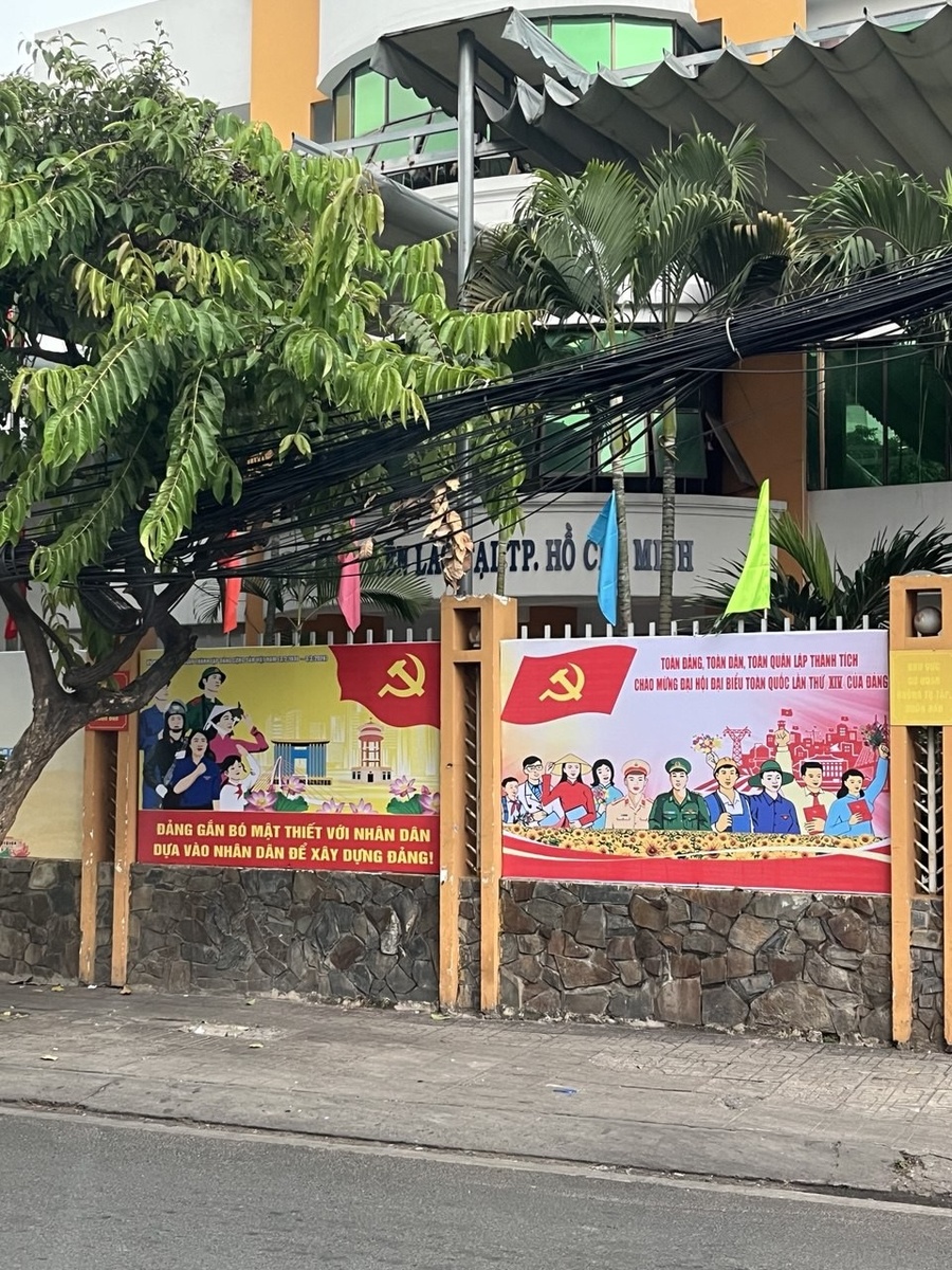    Повсюду на улицах вьетнамских городов — плакаты, прославляющие единство партии и народа. Фото: Евгений Умеренков