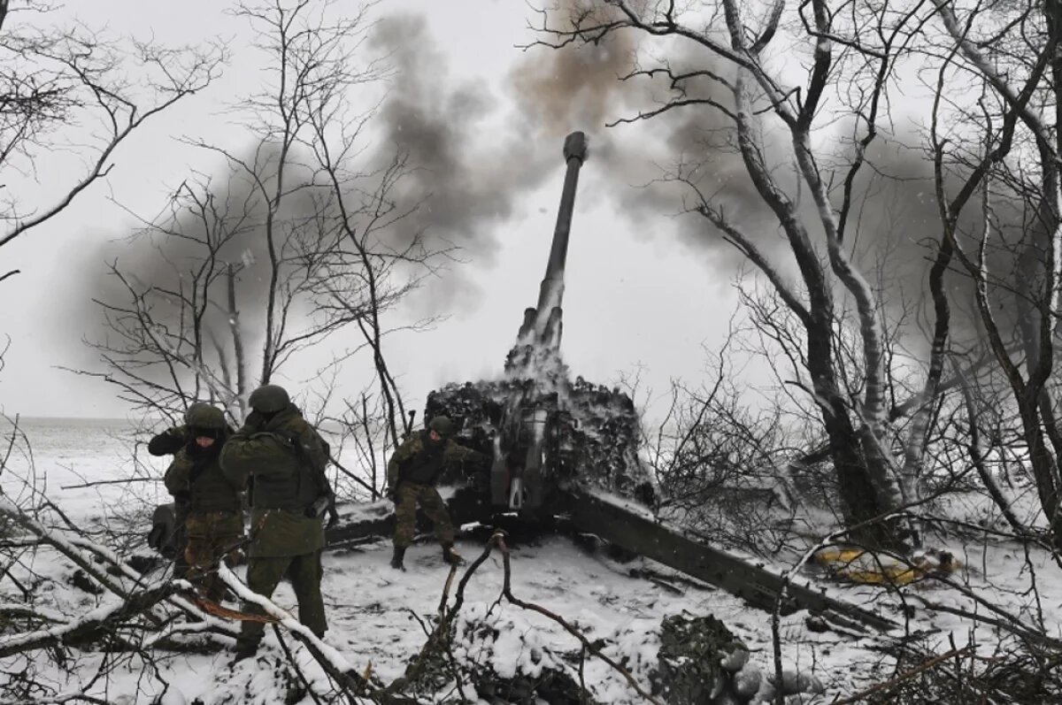    Российские пушки «Мста-Б» точными ударами разорвали бетонные пролеты моста в Константиновке.