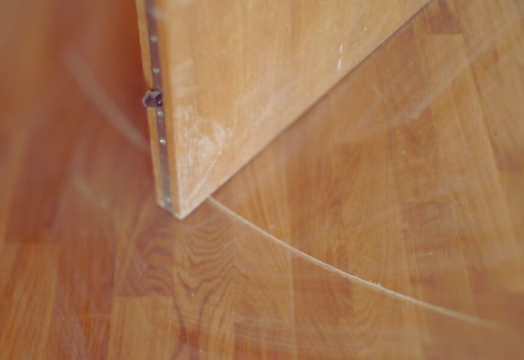 Дверь провисла и начала тереться о пол