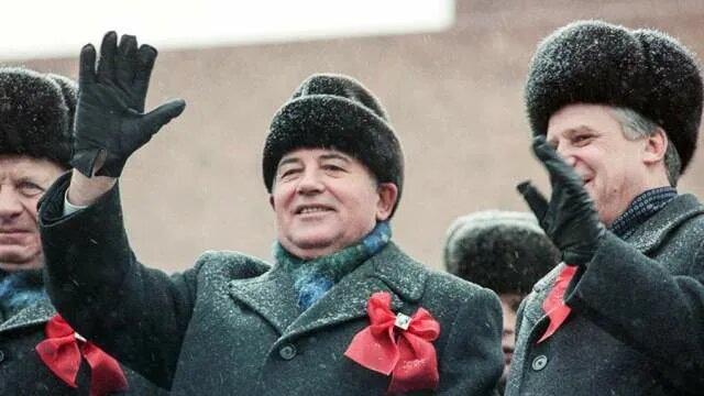 На параде в Москве 1990 год.Фото из открытых источников.