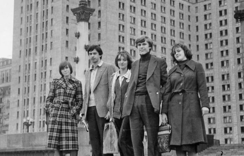 Сколько студента не учи - он всё равно о каникулах думает...