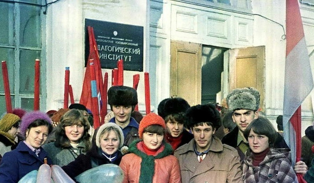 Будущие педагоги готовятся к демонстрации, посвященной великому Октябрю