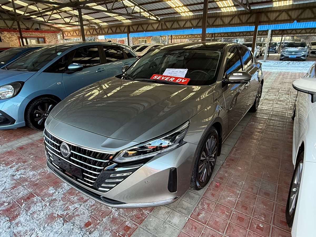 Nissan Altima - вид спереди