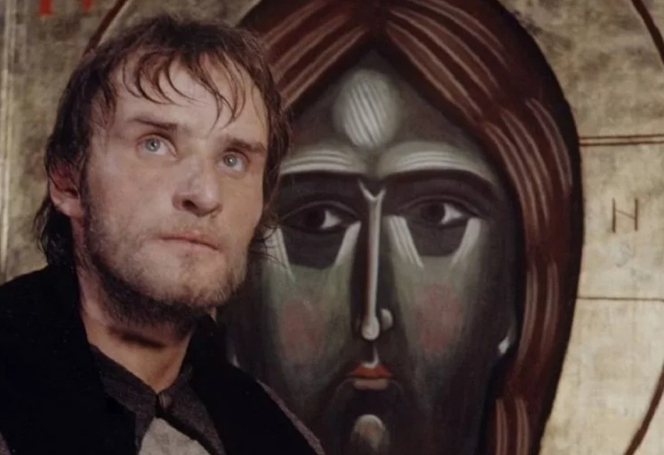 Анатолий Солоницын в роли Андрея Рублёва. Кадр из фильма "Андрей Рублёв". Фото из открытых источников.