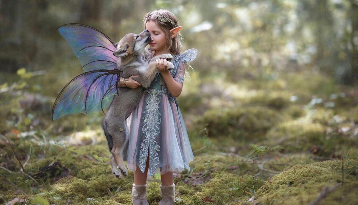 Маленькая Кьяра с тенекрылым волчонком.