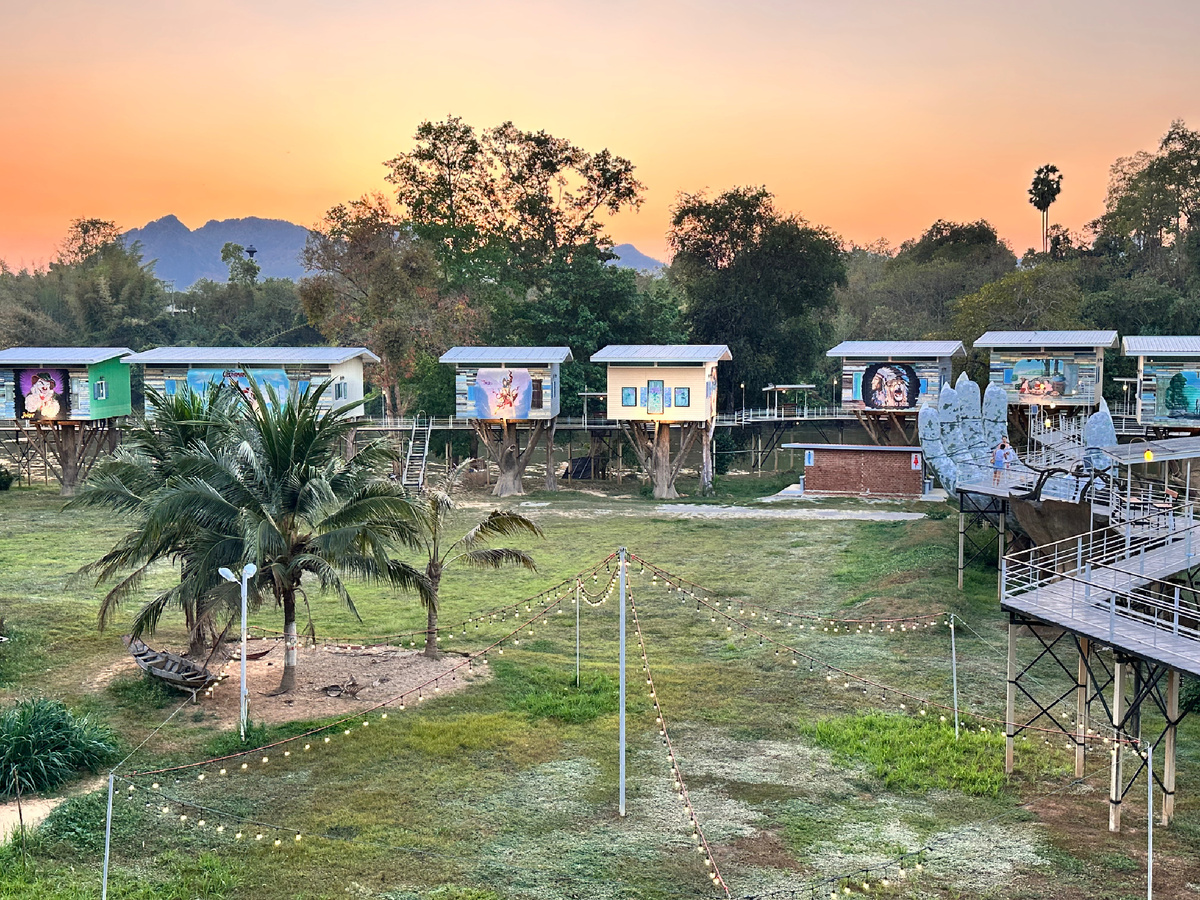 Домик на дереве в тропиках Таиланда.