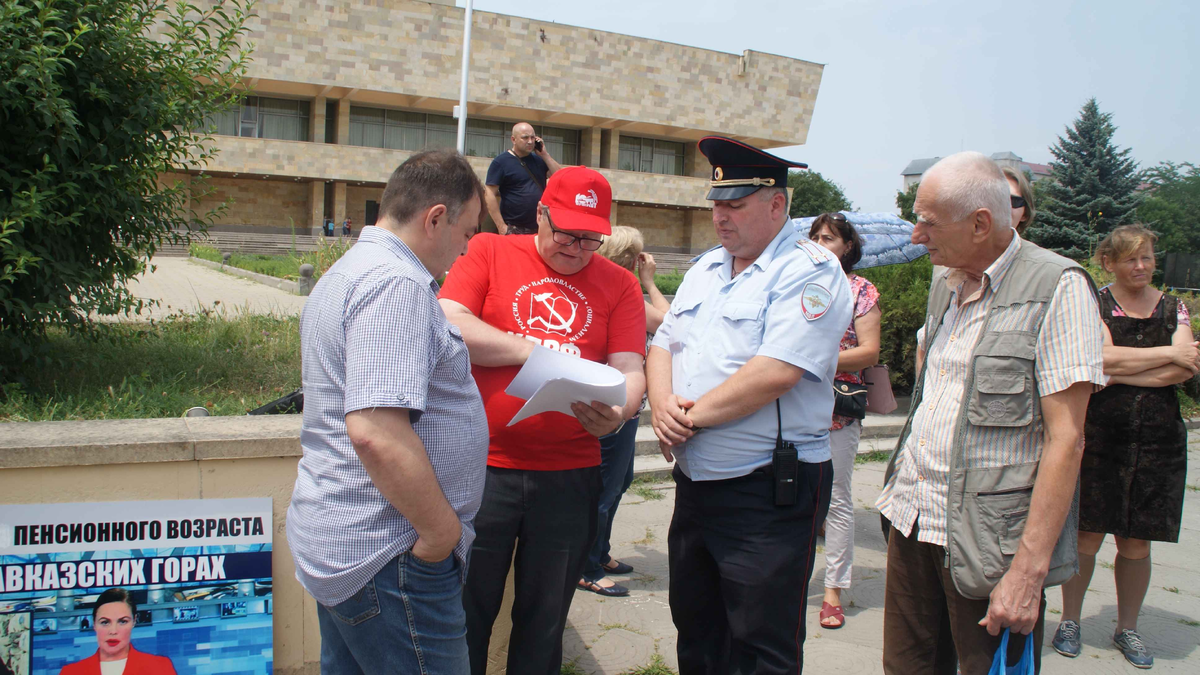 Черкесск. Отбиваюсь от полиции на одиночном пикете против пенсионной реформы.