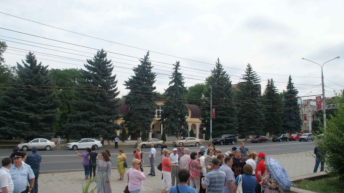 Черкесск. Убедил полицию, что я один провожу пикет. А собравшиеся вокруг граждане мне не мешают.