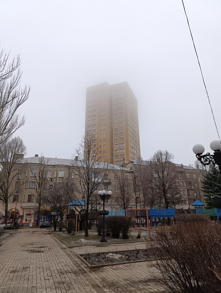 Бульвар Пушкина в начале моего пути (по дороге на автобусную остановку). Плотный туман окутывает верхние этажи высотных домов.