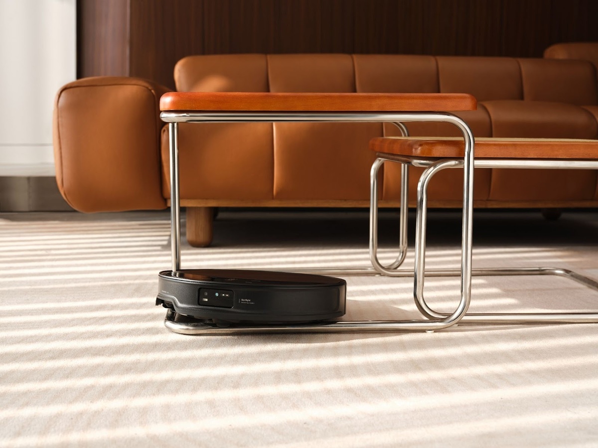 С таким роботом-пылесосом от вас требуется только наслаждаться качеством уборки. А оно действительно достойное! Современные роботы – это не беспомощные создания, которые застревали на небольшом пороге и едва справлялись с уборкой домов, где живут домашние питомцы. У рассматриваемой модели, например, мощность всасывания 20 000 Па, а это уже уровень проводных пылесосов. Благодаря малой высоте (всего 7,98 см) Roborock Saros 10R устранит пыль даже под невысоким диваном или кухонными шкафами. А благодаря своему подъемному корпусу и щеткам он без проблем преодолевает препятствие до 4 см высотой. Технологии ушли далеко вперед, и теперь вы реально можете использовать одно устройство для полноценной уборки всей квартиры. При этом, если вас что-то не устроит, вы можете вернуть пылесос, не объясняя причин, обмен в случае выявленного дефекта тоже проходит без вопросов, что подтверждают отзывы. 