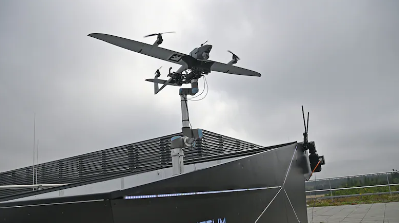 Некоторые компании ищут способы расширить сферу своего влияния. Например, американская компания MITS Capital объединила четыре украинские компании в более крупную группу, которая теперь базируется в Дании. Немецкие компании, такие как Quantum Systems из Баварии, также инвестируют в украинских производителей © picture alliance / SvenSimon | Frank Hoermann / SVEN SIMON