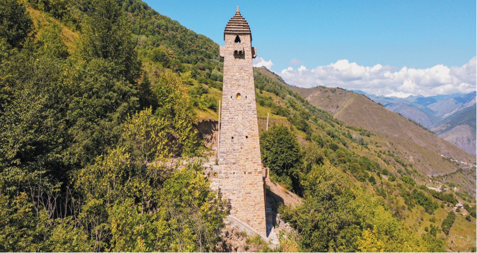 Бугаройская башня неразрывно связана с природным ландшафтом горной Чечни. Вид после реставрации