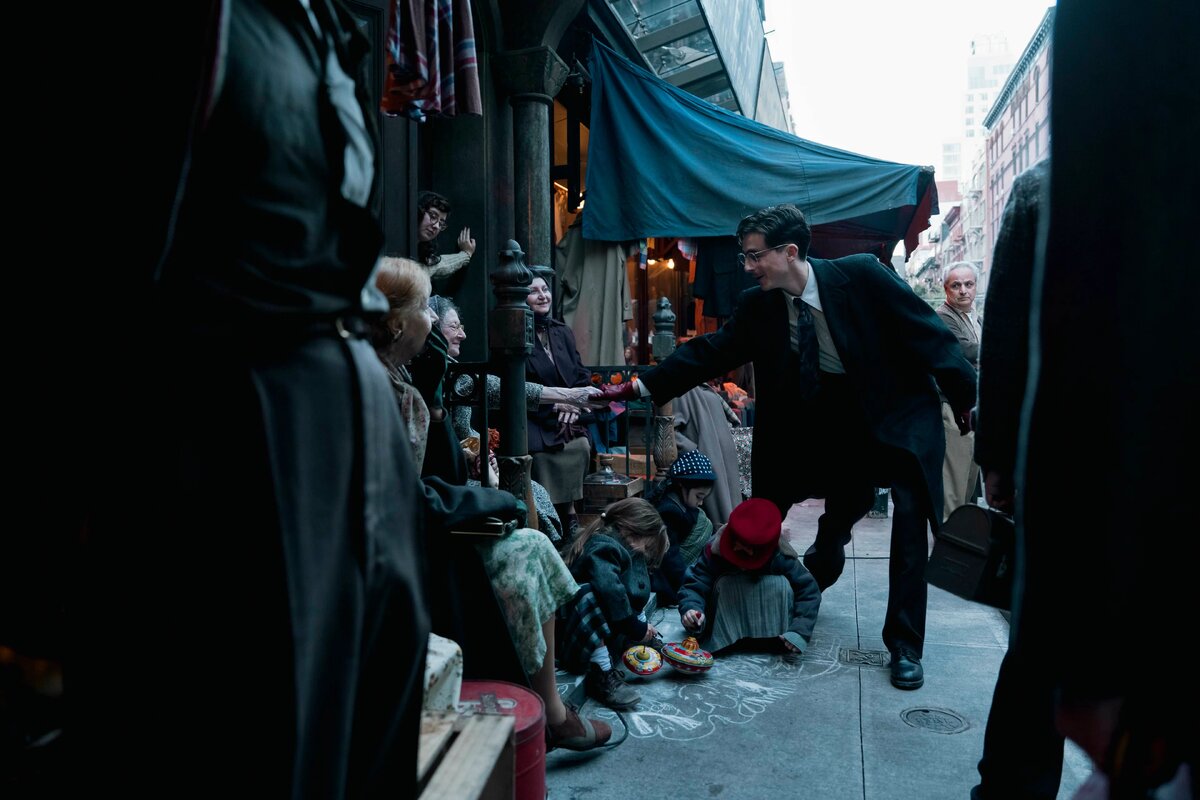 Кадр из фильма "Марти Великолепный / Marty Supreme" (источник: https://www.kinopoisk.ru/picture/4310037/) 