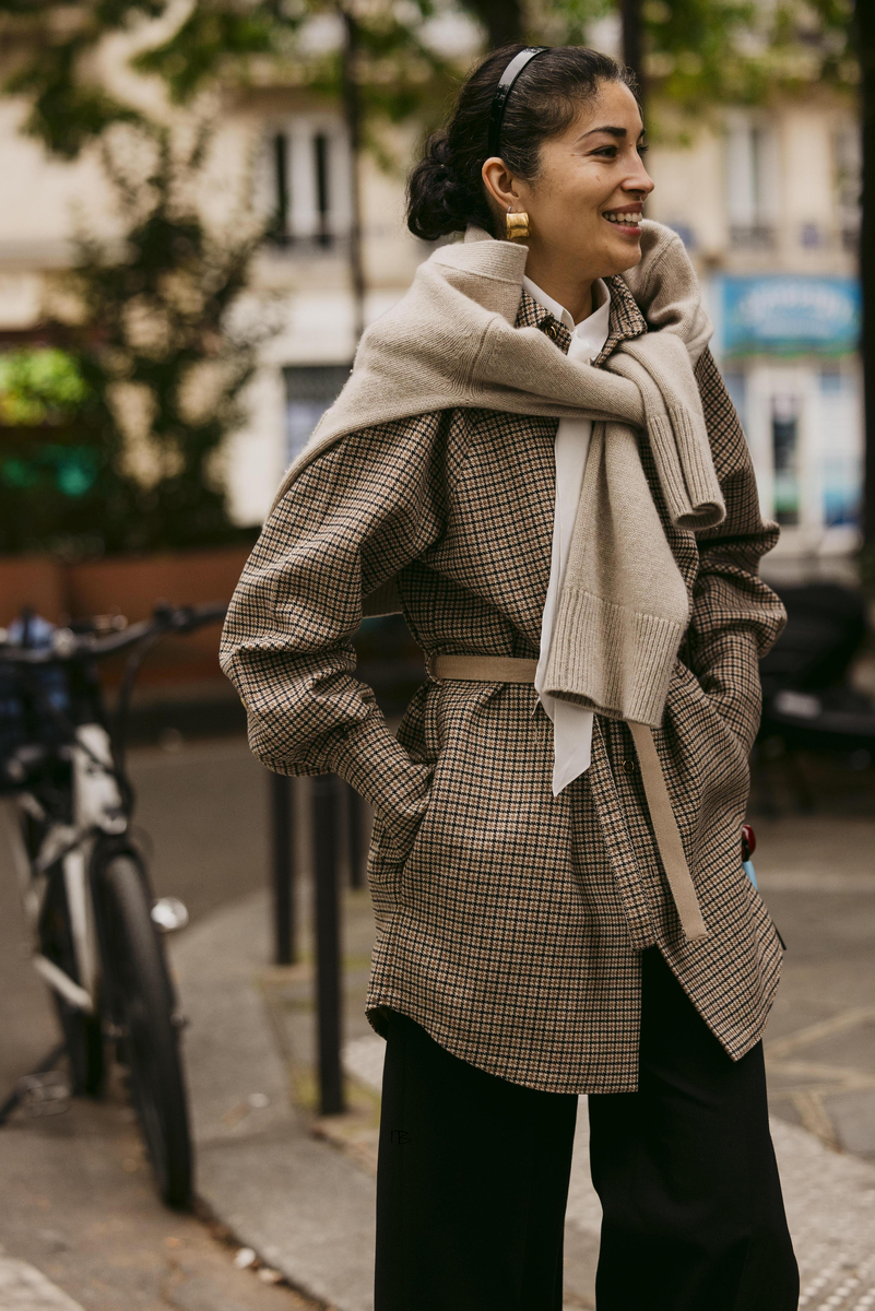 Джемпер на плечах 