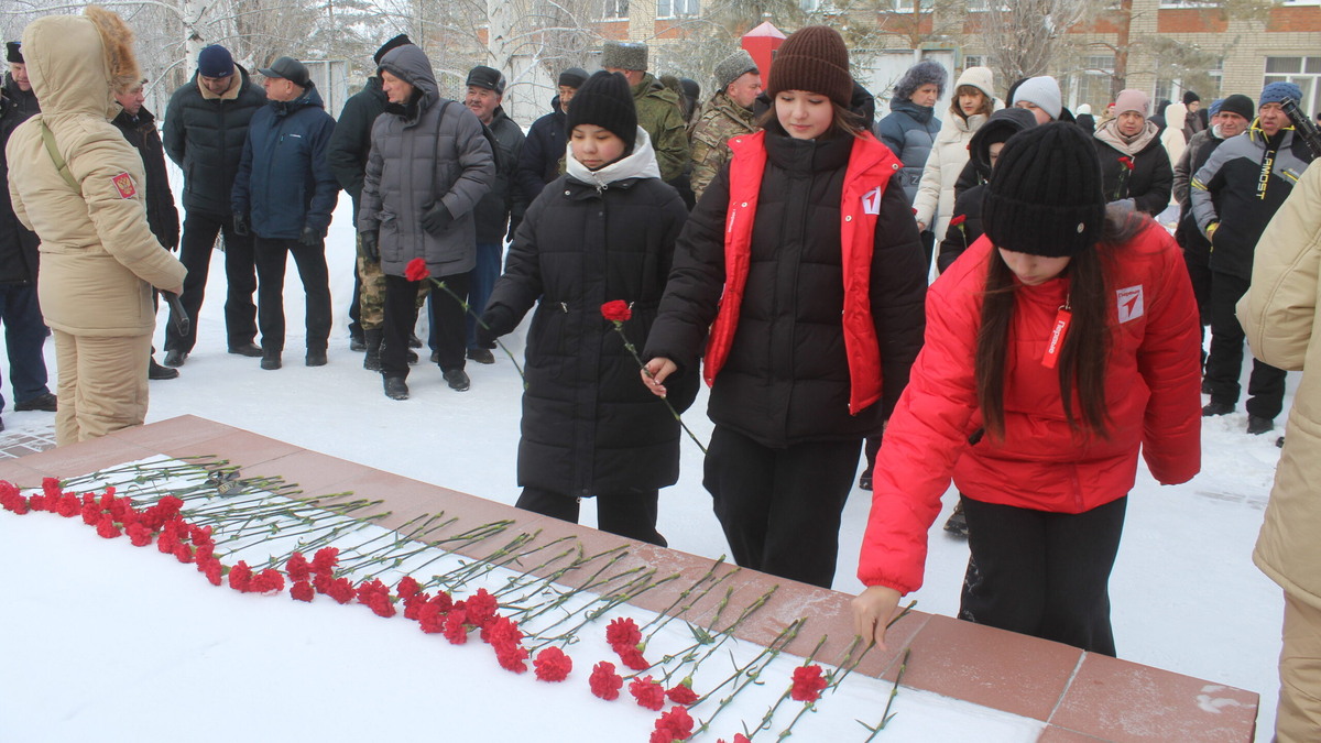     Воинов-интернационалистов почтили минутой молчания и цветами. Фото: Оксана Королева.