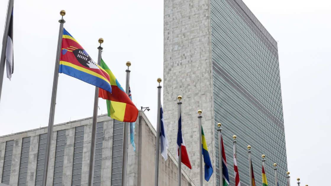 Чем больше флагов перед ООН, тем сложнее найти общий язык. Фото: ТАСС
