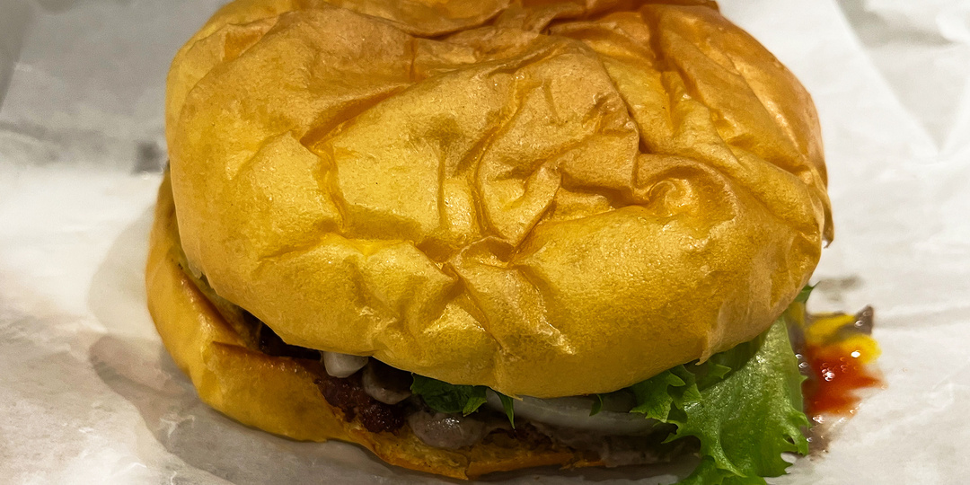 Трюфельный бургер и премиальный фастфуд в закусочной Kamel Smash Burger. Счёт на 4590 рублей