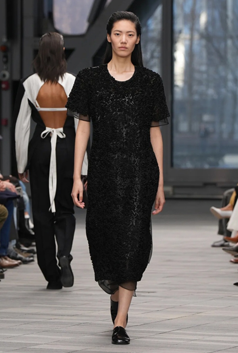 Платье из коллекции Calvin Klein Ready-to-Wear Fall-Winter 2026. Материал: WWD.