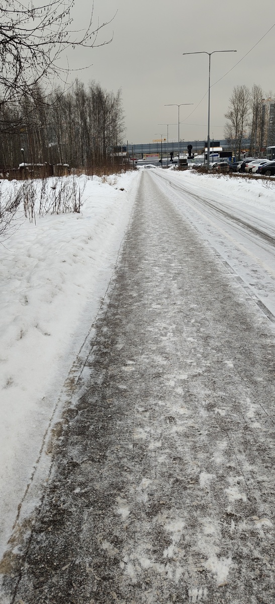 Унылая дорога в кино😃. Накануне под ярким солнцем всё выглядело иначе. Хорошо, что я сходила "на рыбалку". И вас и себя порадовала красотой морозного солнечного дня в Петербурге. Не упустила момент прогуляться за рыбой и поймала красоту♥️. Это всё вы увидели во вчерашней статье. Сегодня красоты на фото не будет🙏