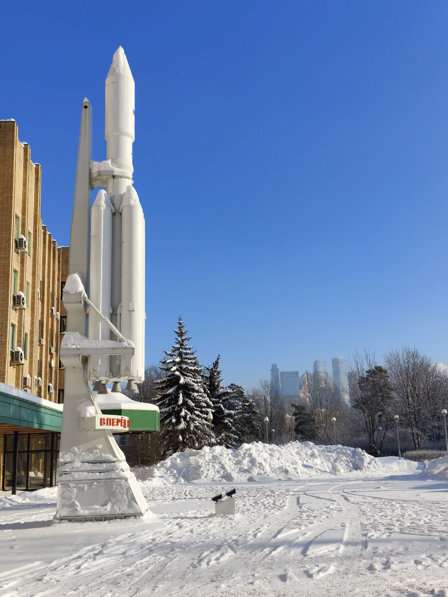 На горизонте виден Москва -Сити