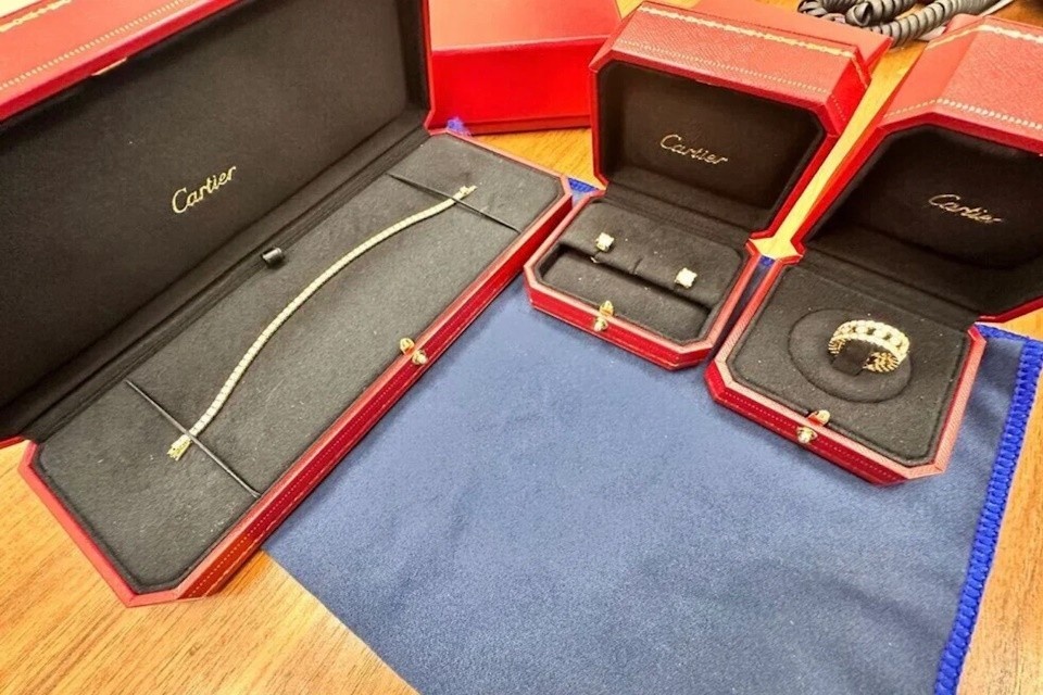    Таможенники Шереметьево нашли у пассажирки украшения Cartier на 5 млн рублей Фото: пресс-служба ФТС