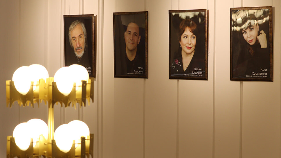 Галерея портретов артистов ТЮЗа.📷Фото: Зоя Голицына