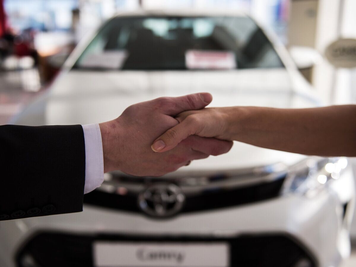    Покупка автомобиля в автосалоне© РИА Новости . Алексей Мальгавко