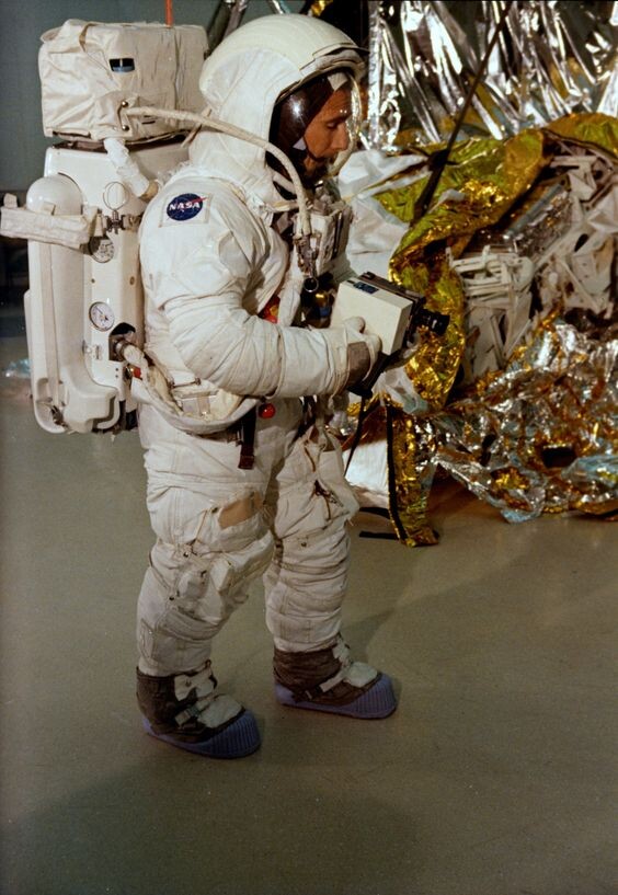 Рис. 1. А мне как влезть в этот курятник!? Кто мне поможет!?