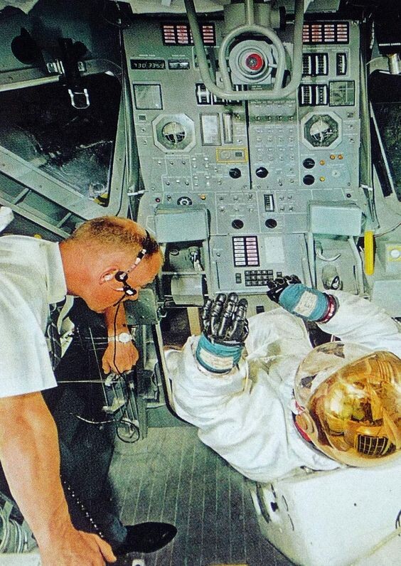 Рис. 2. Упёрся в порог! Нет большого ранца СЖО, Отсутствует огромный гермошлем! Отсутствуют гермоперчатки! На груди нет блока управления и фотокамеры! Нет крышки квадратного люка! 