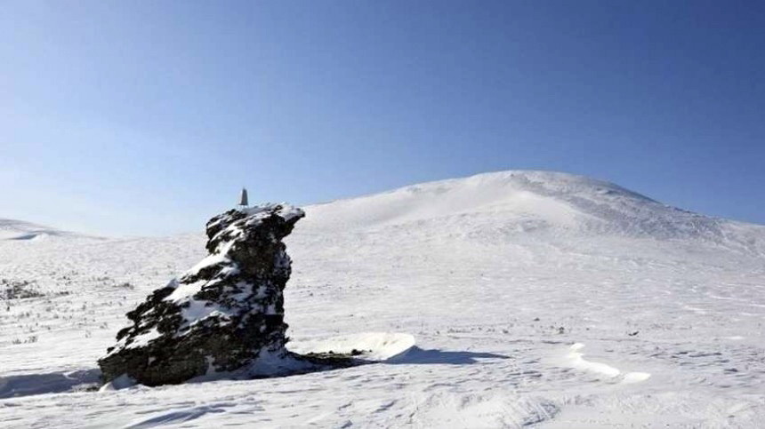 Зимнее фото перевала Дятлова, чисто иллюстративное и не имеющее отношения к обсуждаемым далее походам января 2026 г.. Источник : https://m.5-tv.ru/news/331116/gruppa-turistov-izmoskvy-nevernulas-sperevala-datlova/