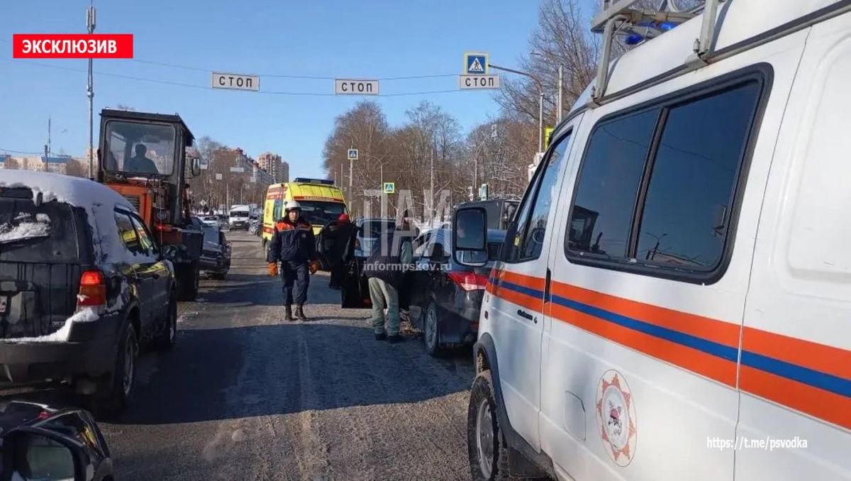 Два человека пострадали в ДТП на улице Юбилейной в Пскове 14 февраля. Фото: ПАИ
