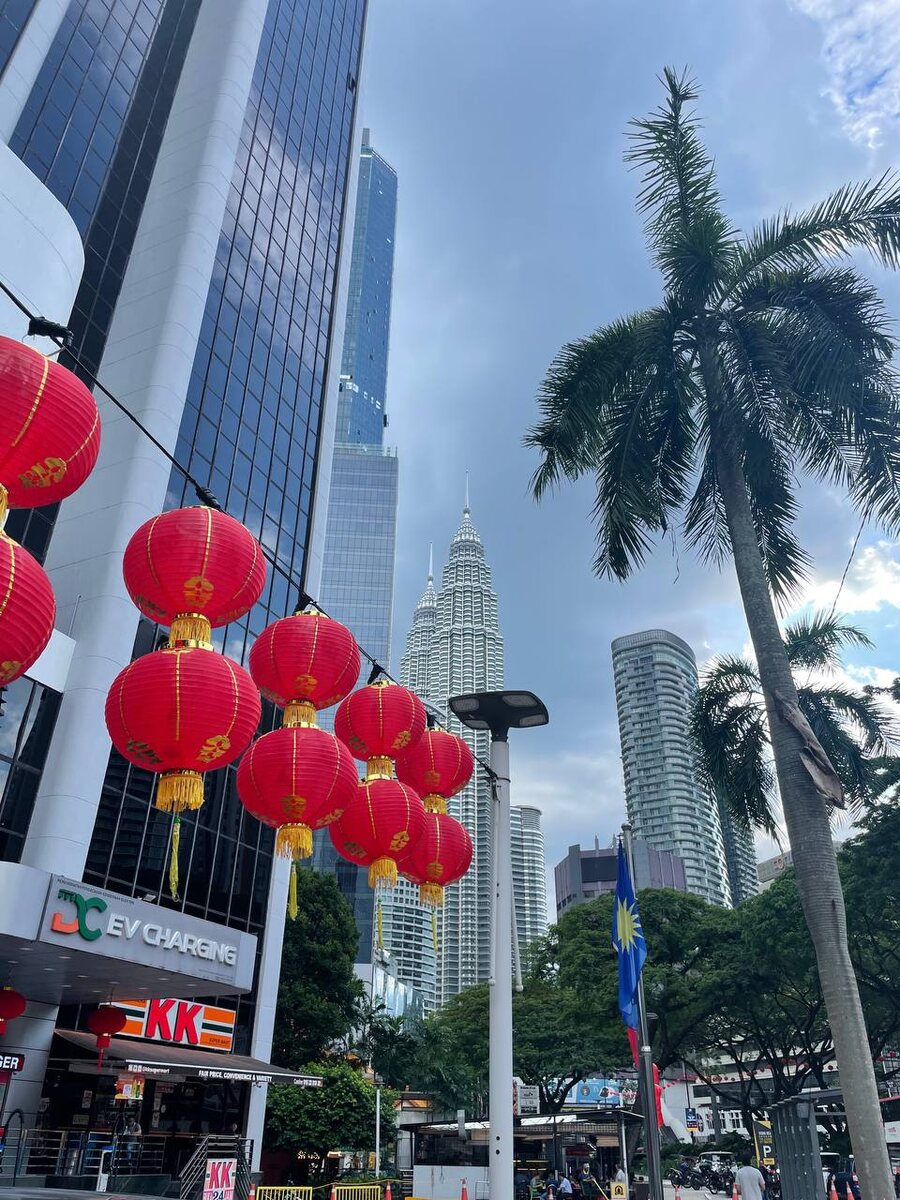   Красные китайские фонарики над улицей: такие украшения сейчас встречаются буквально везде.