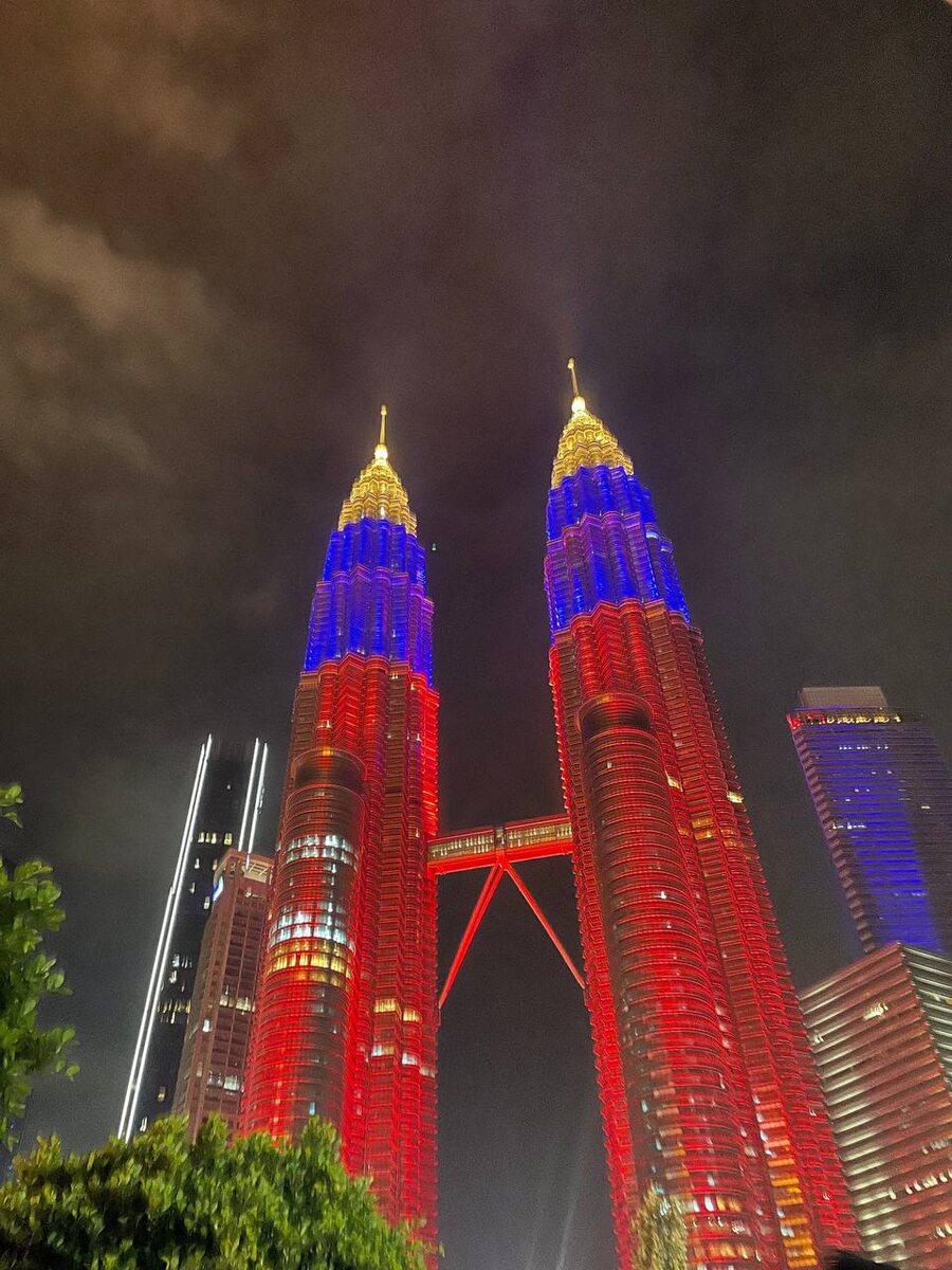   Куала-Лумпур в праздничный сезон: город ощущается особенно «главным» и нарядным.