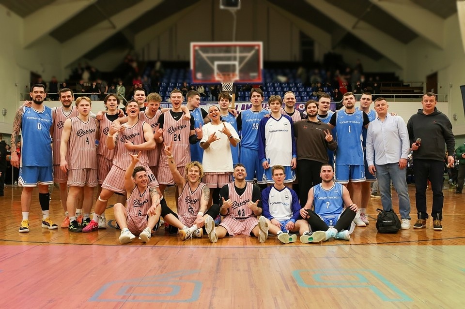    Матч со звездами Медиалиги прошел в спорткомплексе "Акробат" / Фото: АО "ТОАЗ"