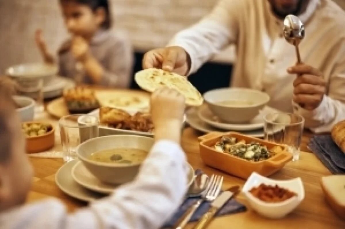    Звать в гости тех, с кем в ссоре.