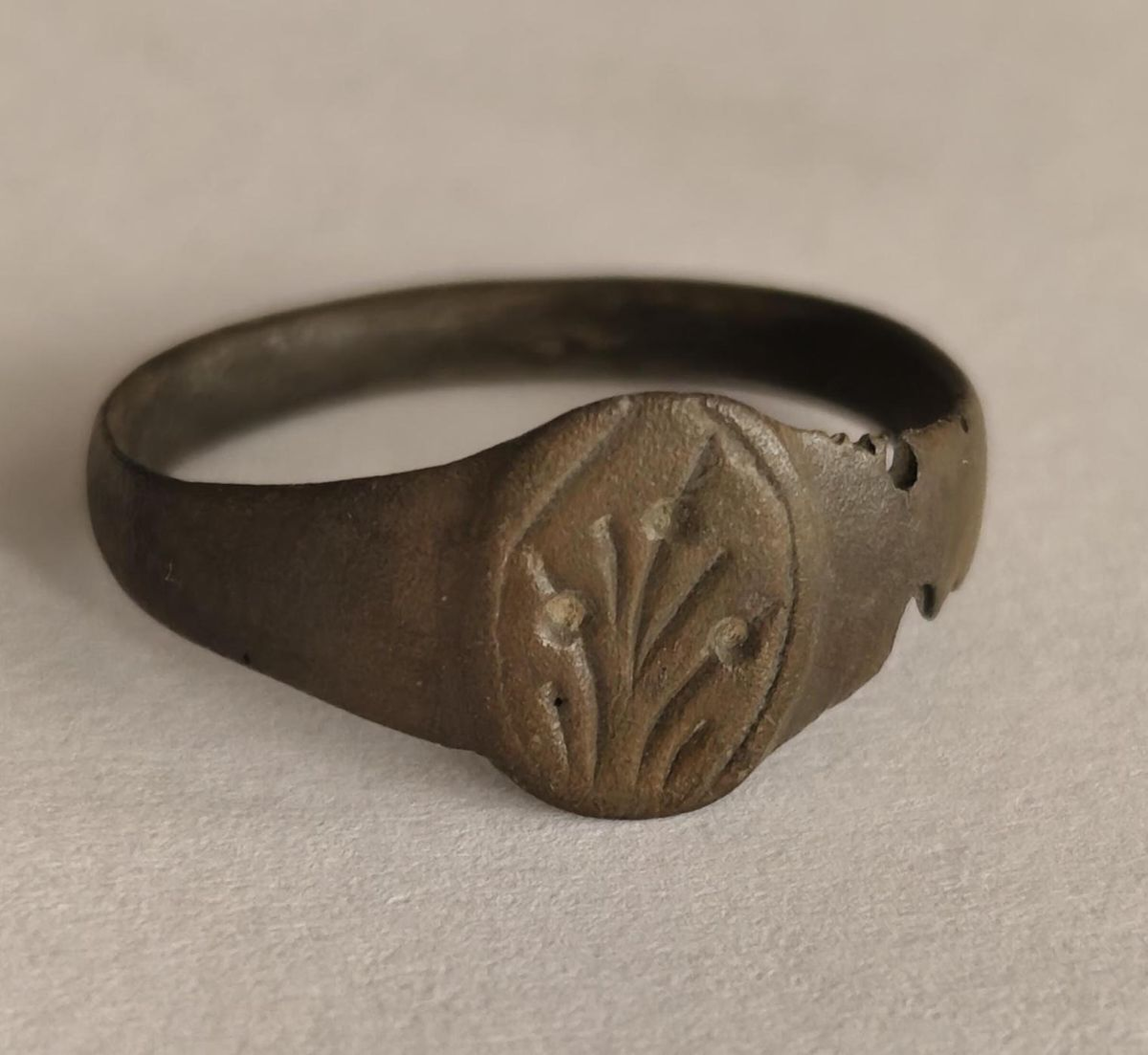 Средневековое европейское бронзовое кольцо, 1300–1400 гг. н.э.